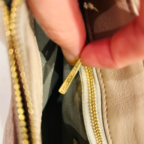 Marc Jacobs Shoulder Bag in a Gorgeous Neutral / Dusty Pink with Dust Bag - Picture 5 of 8